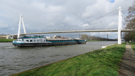848312 Gezicht op de Dafne Schippersbrug over het Amsterdam-Rijnkanaal met een passerend Belgisch binnenvaartschip uit ...